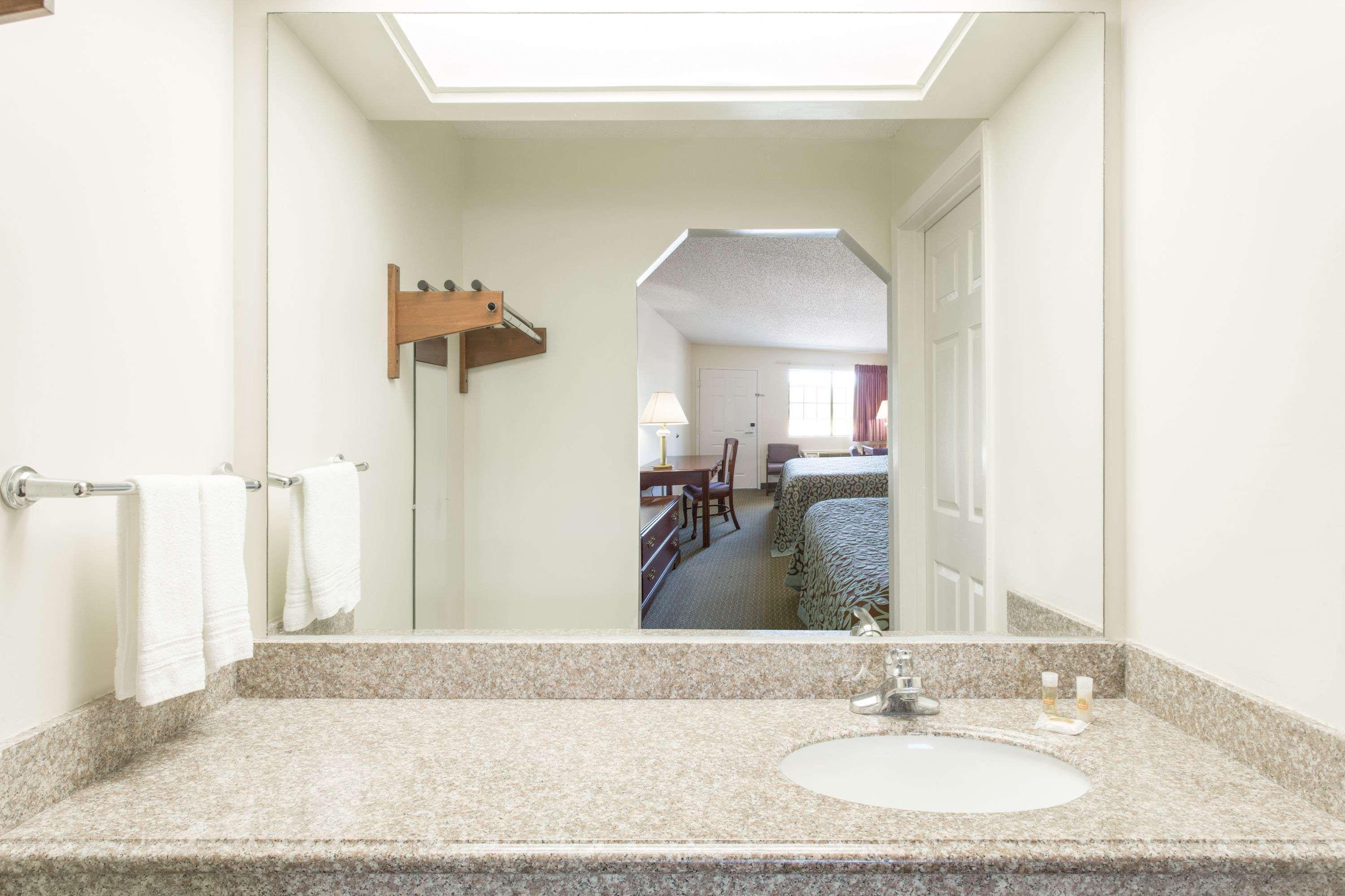 Days Inn By Wyndham Picayune Bagian luar foto